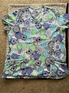 Uniform Advantage Floral V-Neck Scrub Top in Blue, Aqua & Green